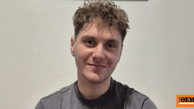 Υποτροφία σε μαθητή που για έξι χρόνια πήγαινε με καΐκι σχολείο από τον Κάλαμο στον Μύτικα: Να έχετε κουράγιο, επιμονή και υπομονή λέει στους νέους