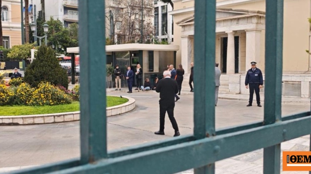 Τέσσερις διαδηλώτριες εισέβαλαν στο προαύλιο της Βουλής: Στο σημείο Κωνσταντοπούλου, Ηλιόπουλος και Καζαμίας