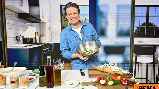 Ο Τζέιμι Όλιβερ στην Αθήνα: «Νιώθω πολλή αγάπη εδώ. Όλοι με υποδέχονται θερμά» (βίντεο)