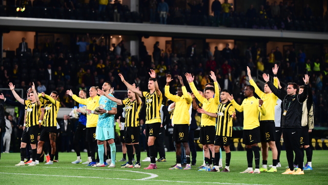 «Νάτοι νάτοι οι πρωταθλητές»: Αποθέωση για τους παίκτες της ΑΕΚ από τον κόσμο παρά τον αποκλεισμό από το Conference League