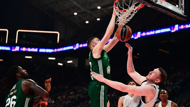 Ρογκαβόπουλος βγαλμένος από NBA: Το εντυπωσιακό του «poster» κάρφωμα στο πρόσωπο του Σμιτς, βίντεο