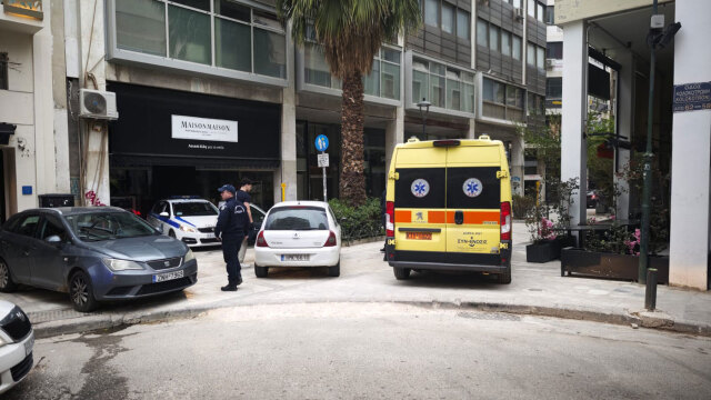 «Μιλούσε στα αγγλικά η γυναίκα, μετά τις κραυγές πήρα την αστυνομία» λέει ένοικος της πολυκατοικίας για τον θάνατο μυστήριο στο κέντρο της Αθήνας