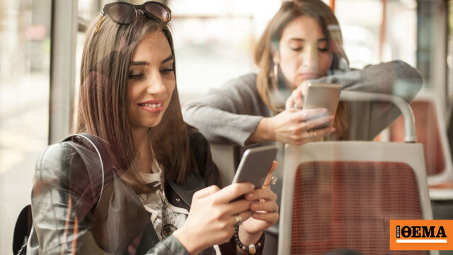 Γιατί κοιτάμε στα κλεφτά το κινητό του διπλανού μας