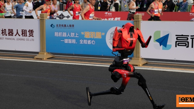 Ρομπότ... δρομέας στην Κίνα έτρεξε σε ημιμαραθώνιο και έσπασε το παγκόσμιο ρεκόρ, δείτε βίντεο