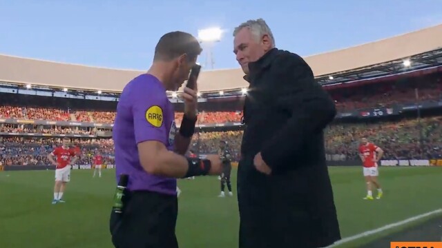 Ολλανδία: Ο διαιτητής Ντάνι Μάκελι διέκοψε τον τελικό Κυπέλλου και απάντησε σε τηλεφώνημα για λόγους... ασφαλείας, δείτε φωτογραφίες