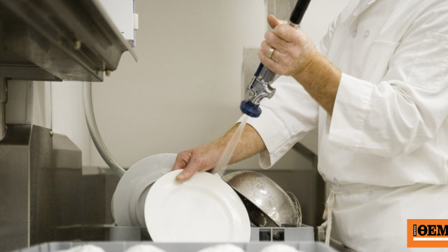 Κρίση στον χώρο της εστίασης: Γιατί κανείς δεν θέλει να πλύνει πιάτα