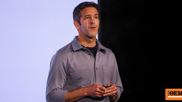 Ποιος είναι ο Τζον Τέρνους, ο νέος CEO της Apple: Ο μηχανικός που αναλαμβάνει την εταιρεία των 4 τρισ. δολαρίων