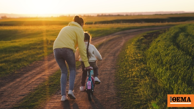 «Νταντάδες της Γειτονιάς»: Στις 27 Απριλίου ανοίγει η πλατφόρμα, τα ποσά της ενίσχυσης για γονείς με πλήρη και μερική απασχόληση