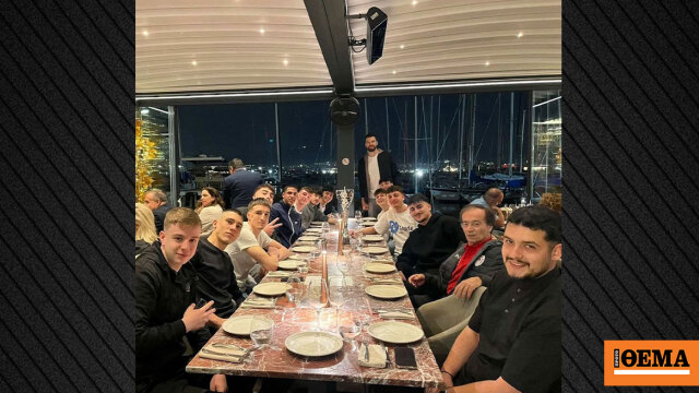 Ο Πίτερς έκανε το τραπέζι στους έφηβους πρωταθλητές Ελλάδας του Ολυμπιακού στο εστιατόριό του στο Μικρολίμανο