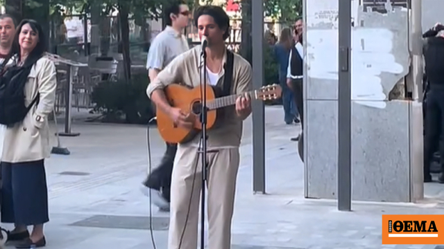 Ο Πάνος Βλάχος τραγούδησε με την κιθάρα του στην Ερμού, δείτε βίντεο