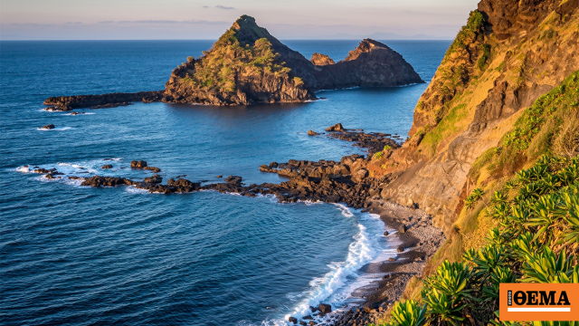 170 άνθρωποι ζουν μέσα σε ηφαίστειο και αυτό είναι το πιο «τρελό» νησί στον κόσμο