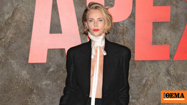 Σαρλίζ Θερόν: Το τολμηρό της look με ανοιχτό σακάκι και χωρίς σουτιέν στο κόκκινο χαλί