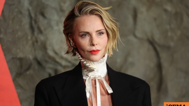 Σαρλίζ Θερόν: Η 50χρονη οσκαρική ηθοποιός με τολμηρή τόπλες εμφάνιση στο κόκκινο χαλί