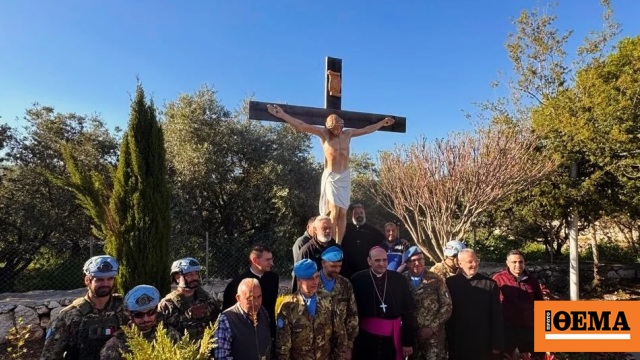 Κυανόκρανοι του ΟΗΕ αντικατέστησαν το κατεστραμμένο άγαλμα του Ιησού στον νότιο Λίβανο, δείτε βίντεο