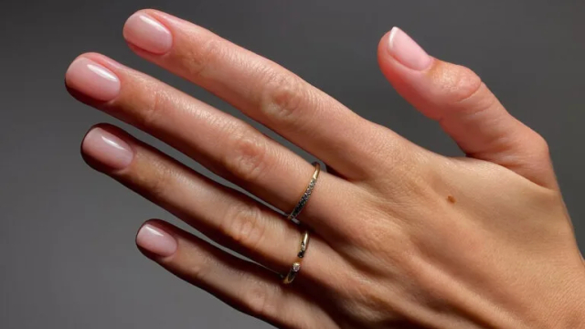 “No-Makeup Makeup” Nails: Η πιο ευκολοφόρετη και κομψή τάση στο μανικιούρ