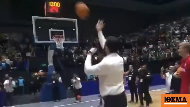 Ο πρόεδρος της Συρίας έδειξε ξανά την αγάπη του για το μπάσκετ: Άστοχος στα σουτάκια που επιχείρησε στα εγκαίνια κλειστού στη Δαμασκό