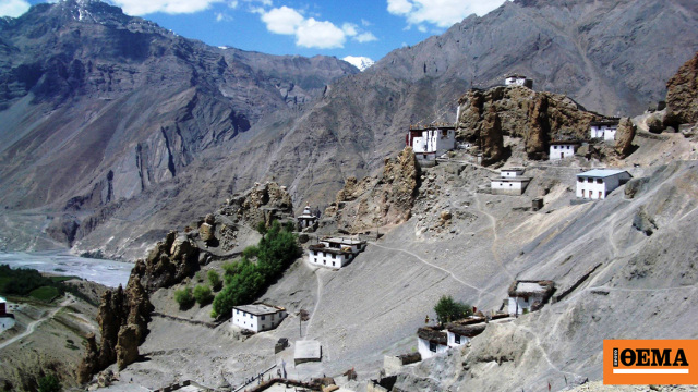 Στα 3.900 μέτρα στα Ιμαλάια: Το χωριό που «κρατιέται» σε γκρεμό εδώ και 1.000 χρόνια