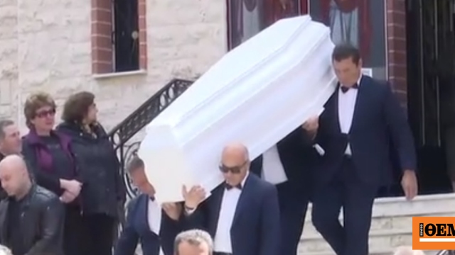 Σε κλίμα οδύνης το τελευταίο αντίο στον 27χρονο που δολοφονήθηκε στον Άγιο Δημήτριο