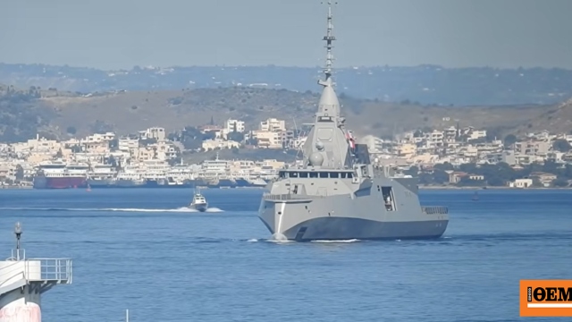Στον Πειραιά για πρώτη φορά η φρεγάτα «Κίμων», δείτε βίντεο από την άφιξη της ελληνικής Belharra στο λιμάνι