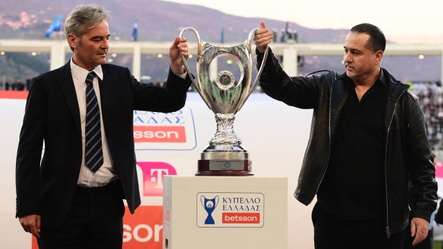 ΠΑΟΚ - ΟΦΗ: Μαχλάς και Βρύζας μετέφεραν το Κύπελλο στο γήπεδο πριν τη σέντρα του τελικού, φωτογραφίες