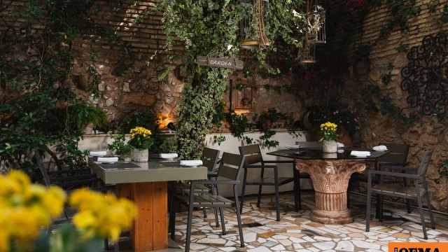 10 fine dining εστιατόρια της Αθήνας με αυλές και βεράντες για ανοιξιάτικα βράδια