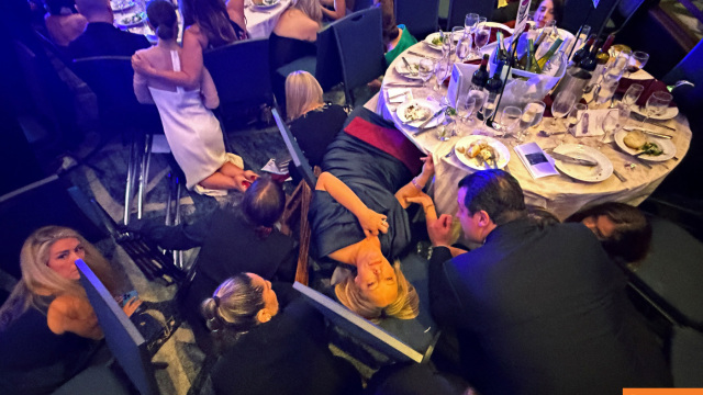 Χάος και πανικός στο δείπνο ανταποκριτών του Λευκού Οίκου, έτρεχαν να κρυφτούν για να σωθούν, δείτε φωτογραφίες και βίντεο