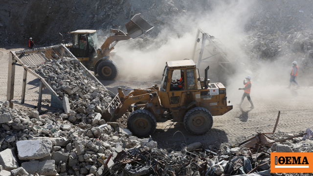 Με τα συντρίμμια του πολέμου ξαναφτιάχνουν τους δρόμους στη Γάζα οι Παλαιστίνιοι