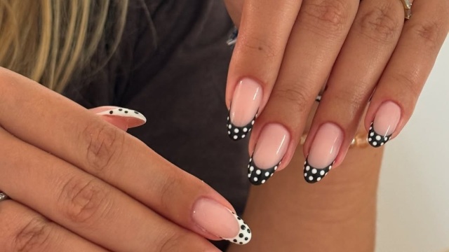 Γαλλικό με πουά: Το manicure που συνδυάζει τις μεγαλύτερες τάσεις της άνοιξης