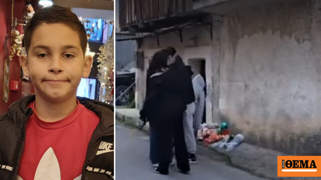 Φίλοι και συμμαθητές του 13χρονου που σκοτώθηκε με πατίνι στην Ηλεία αφήνουν λουλούδια στο σημείο που έχασε τη ζωή του, βίντεο και φωτογραφία
