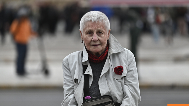 «Κάθε Πρωτομαγιά είμαι εδώ για όσους δεν μπορούν να είναι εδώ»: Ποια είναι η 80χρονη που καθόταν μόνη της απέναντι από τη Βουλή