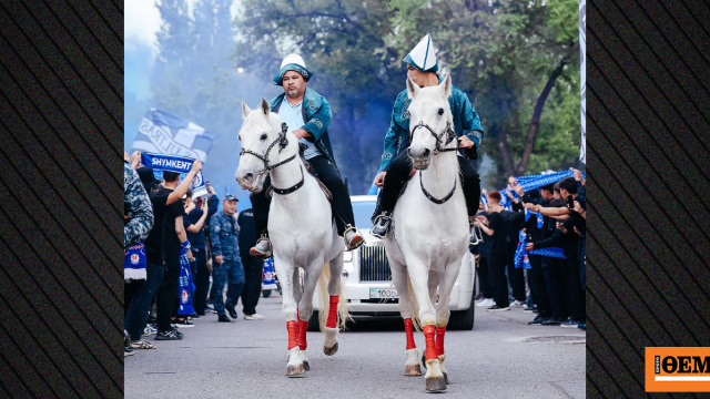 Απίστευτο σκηνικό στο Καζακστάν: Οπαδοί ποδοσφαιρικής ομάδας φτάνουν στο γήπεδο πάνω σε άλογα, δείτε βίντεο