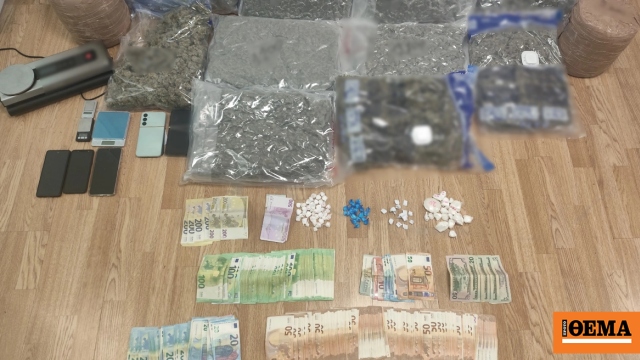 Συνελήφθησαν 3 άτομα για διακίνηση ναρκωτικών σε περιοχές της Αττικής: Βρέθηκαν κιλά κάνναβης, κοκαΐνη και χιλιάδες ευρώ σε μετρητά
