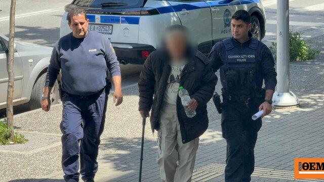 Στον ανακριτή ο 67χρονος που μπούκαρε με σφυρί σε τράπεζα της Θεσσαλονίκης: Πήγα γιατί δεν μπήκε ολόκληρη η σύνταξη, είπε στους δημοσιογράφους
