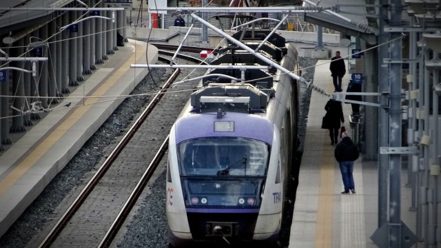 Σημαντικές καθυστερήσεις στα δρομολόγια του Προαστιακού λόγω τεχνικού προβλήματος στη Δουκίσσης Πλακεντίας