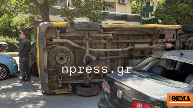 Τούμπαρε σχολικό λεωφορείο μετά από σύγκρουση με ΙΧ στο Παλαιό Φάληρο