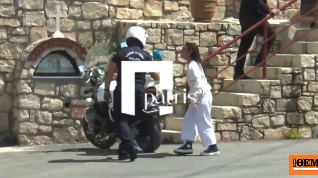 Η στιγμή της έντασης ανάμεσα στην αδελφή του 21χρονου που δολοφονήθηκε στην Κρήτη και τους αστυνομικούς, δείτε βίντεο