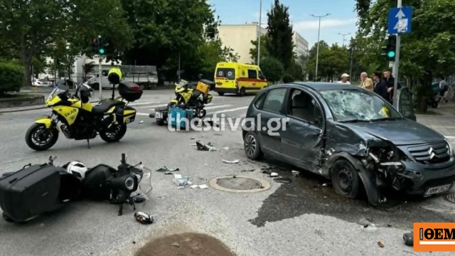 Σφοδρή σύγκρουση αυτοκινήτου με δύο μηχανές στη Θεσσαλονίκη, δύο σοβαρά τραυματίες στο νοσοκομείο