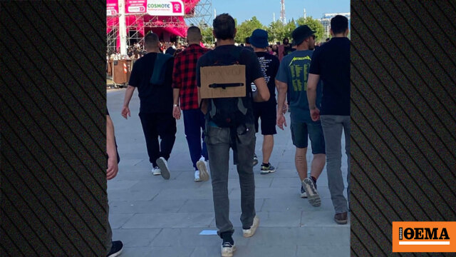 «Ψάχνω Ticket»: Ο θαυμαστής των Metallica που έψαχνε εισιτήριο με... χαρτόνι στην πλάτη