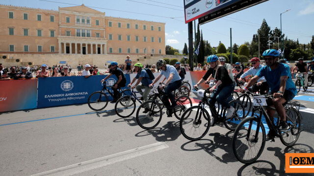 Σε κλοιό ταλαιπωρίας οι οδηγοί στην Αττική -  Καραμπόλα 3 ΙΧ στην Αττική Οδό, ουρές στις Αφίδνες και κλειστοί δρόμοι στο κέντρο για τον ποδηλατικό γύρο