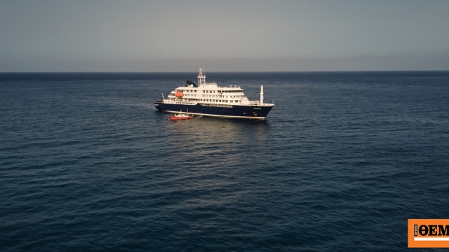 Στο λιμάνι της Τενερίφης το MV Hondius, με ειδικά λεωφορεία και αεροπλάνα η μεταφορά των επαφών υψηλού κινδύνου