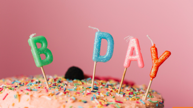 Τι είναι τα half - birthdays και γιατί ορισμένοι άνθρωποι γιορτάζουν στη μέση της γενέθλιας χρονιάς τους;