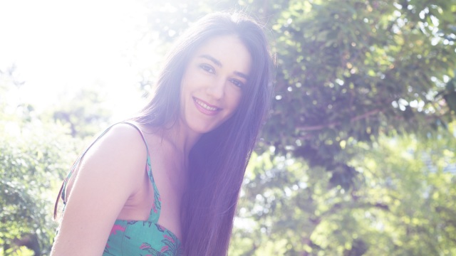 Η σκηνοθέτρια Έμιλυ Λουίζου μπήκε ορμητικά στο ελληνικό θέατρο: «Τα εφηβάκια είναι απροστάτευτα»