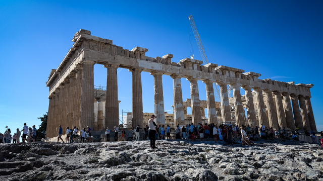 «Παράθυρο» επιστροφής θραυσμάτων του Παρθενώνα από το Λούβρο ανοίγει η νέα γαλλική νομοθεσία