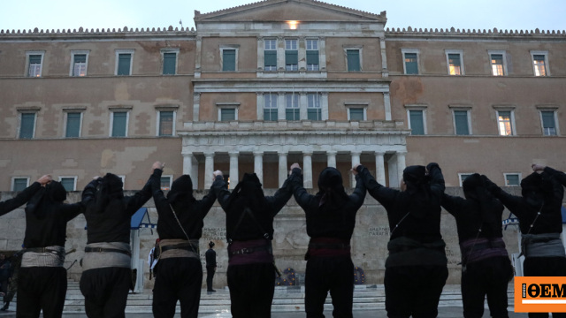Συγκίνηση στο Σύνταγμα από την επιβλητική αλλαγή φρουράς με Πόντιους Εύζωνες, δείτε βίντεο και φωτογραφίες