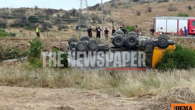 Φορτηγό αναποδογύρισε στην Εθνική Οδό Βόλου - Λάρισας, απεγκλωβίστηκε ο οδηγός, δείτε φωτογραφίες
