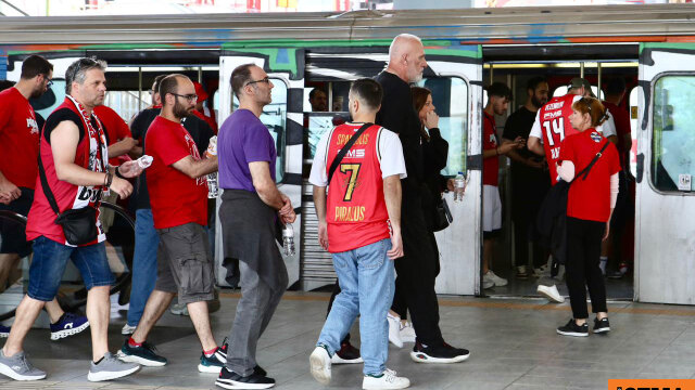 Ο «θρυλικός» Αργυρής Καμπούρης μπήκε στο τρένο προς το ΟΑΚΑ μαζί με τους οπαδούς του Ολυμπιακού