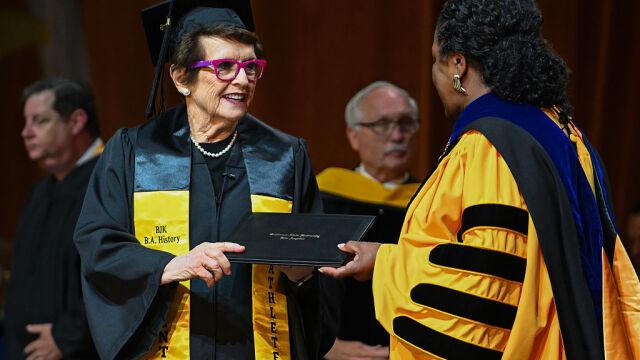 Η Billie Jean King πήρε πτυχίο στα 82 της, 61 χρόνια αφότου παράτησε το πανεπιστήμιο