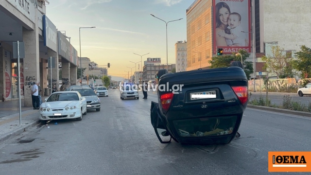 Σοβαρό τροχαίο στη Θεσσαλονίκη: Αυτοκίνητο «καρφώθηκε» πάνω σε παρκαρισμένα ΙΧ και ντελαπάρισε, δείτε βίντεο