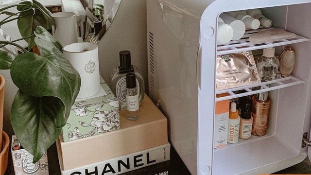 «Ψυγείο Skincare»: Ποια προϊόντα αξίζει να κρατήσουμε δροσερά αυτό το καλοκαίρι