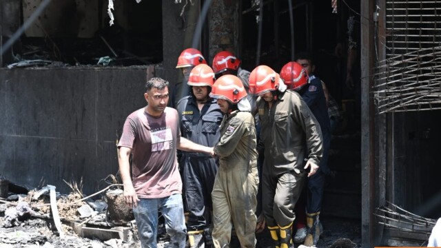 Yeni Delhi'de Otel Yangını Faciası: En Az 21 Ölü, Kurtulmak İçin Balkondan Atladılar